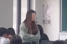 Bị nhắc nhở vì ăn mì trong giờ học, nữ sinh viên cãi tay đôi với thầy giáo