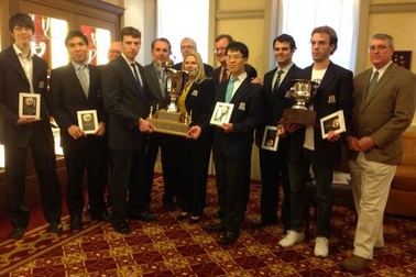 Quang Liêm cùng đồng đội vô địch cúp tứ hùng Đại học Mỹ