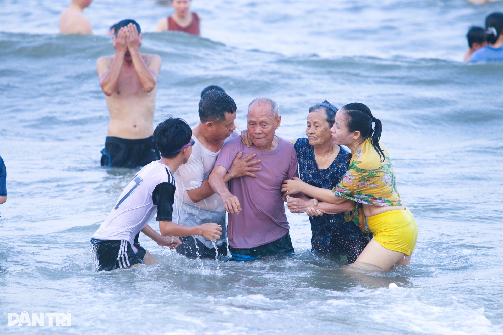 Nắng nóng như đổ lửa, biển Cửa Lò đông nghịt người đến hạ nhiệt - 8 Nắng nóng như đổ lửa, biển Cửa Lò đông nghịt người đến hạ nhiệt - 8