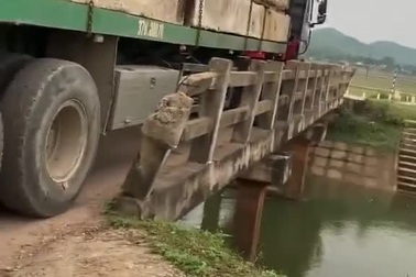 Tình huống xe tải chở nặng liều lĩnh đi qua cây cầu yếu gây nhiều tranh cãi