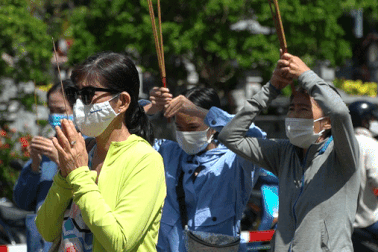 Người dân TPHCM đội nắng đi chùa trước ngày rằm tháng Giêng vì sợ đông đúc