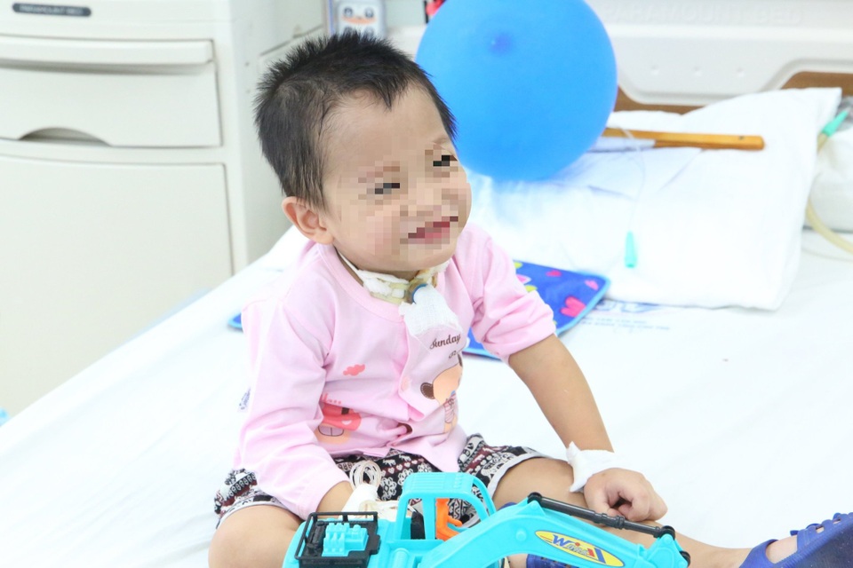 Biến chứng bệnh tay chân miệng: Bé trai suy hô hấp, tổn thương não nặng - 3 Biến chứng bệnh tay chân miệng: Bé trai suy hô hấp, tổn thương não nặng - 3