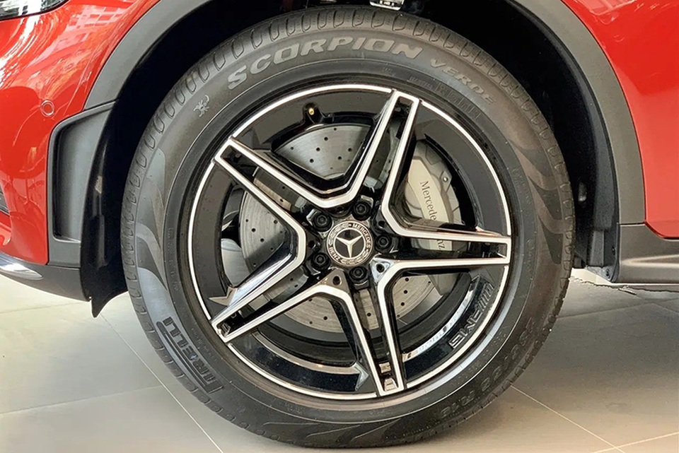 Mercedes GLC 300: Tăng 100 triệu, giảm trang bị khiến khách hàng thắc mắc - 1 Mercedes GLC 300: Tăng 100 triệu, giảm trang bị khiến khách hàng thắc mắc - 1