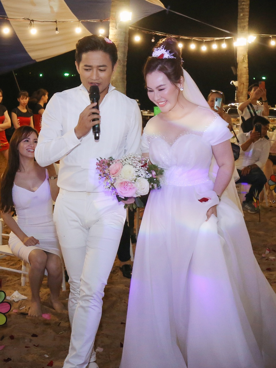 Quý Bình và bà xã doanh nhân làm tiệc báo hỷ lãng mạn ở Phú Quốc - 15 Quý Bình và bà xã doanh nhân làm tiệc báo hỷ lãng mạn ở Phú Quốc - 15