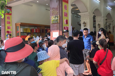 Xếp hàng từ 4h sáng mua bánh trung thu ở Hải Phòng