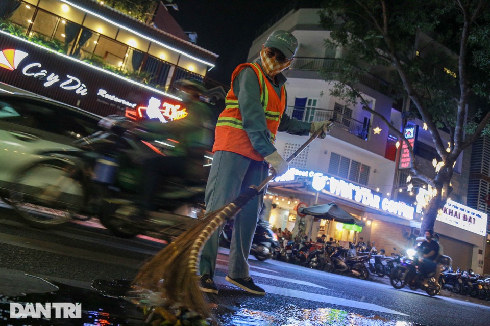 Nữ công nhân vệ sinh: Ngày 8/3 rác chắc sẽ nhiều hơn, việc vất vả hơn - 3 Nữ công nhân vệ sinh: Ngày 8/3 rác chắc sẽ nhiều hơn, việc vất vả hơn - 3