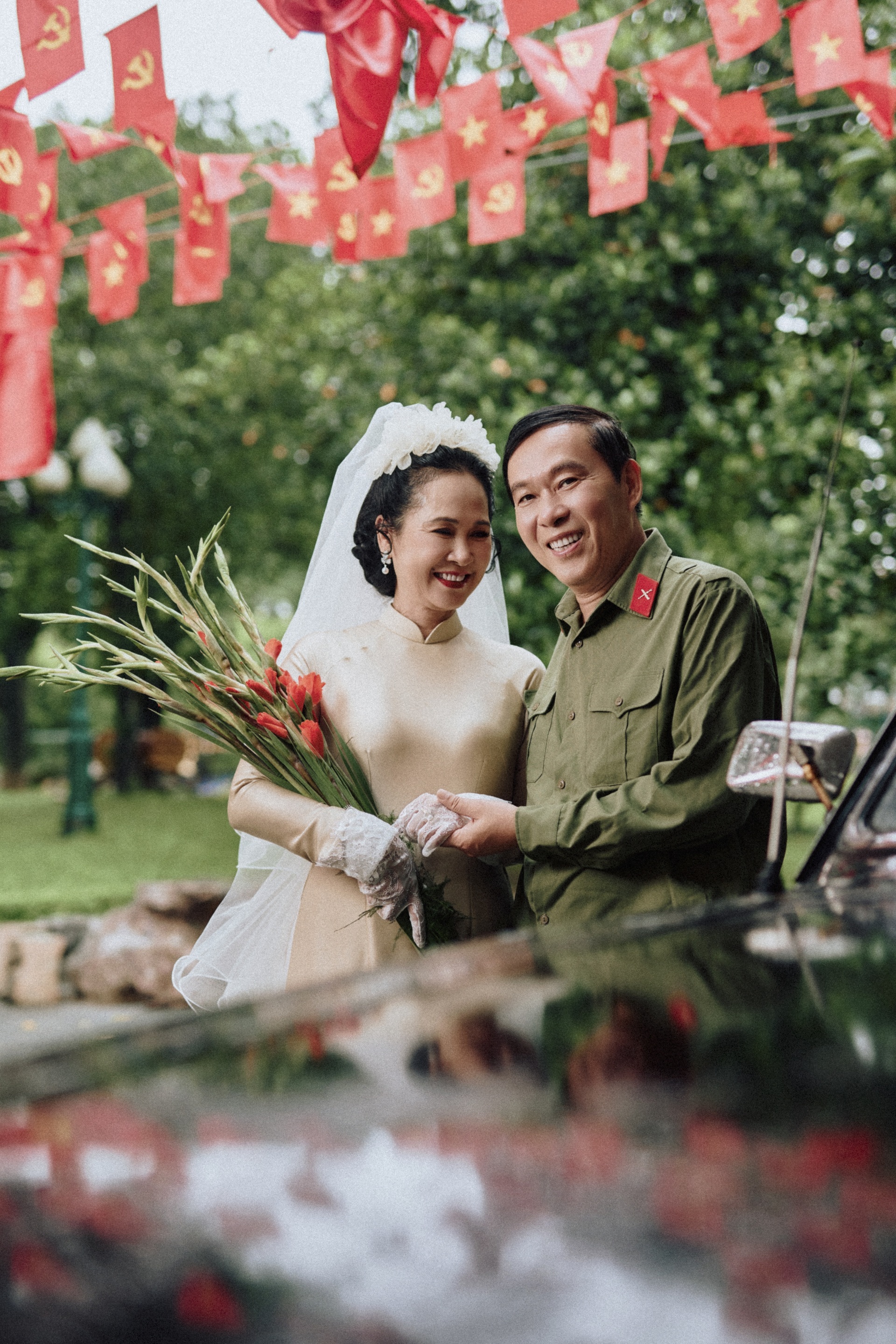 NSND Lan Hương xúc động tái hiện ảnh cưới: Anh Kỷ tự tay bó hoa cho tôi - 4