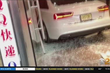 Tranh chỗ đậu ô tô, người đàn ông lái xe Audi lao vào "đối thủ"