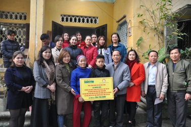 Trao hơn 200 triệu đồng đến cậu bé Nhân Kiệt mồ côi