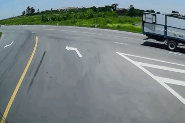 Tình huống vạch kẻ đường oái oăm khiến tài xế nơm nớp lo bị "tuýt còi"