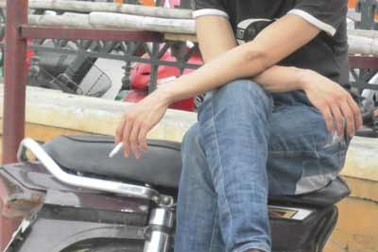 Thuốc lá: Khổ người hút, vạ lây người xung quanh