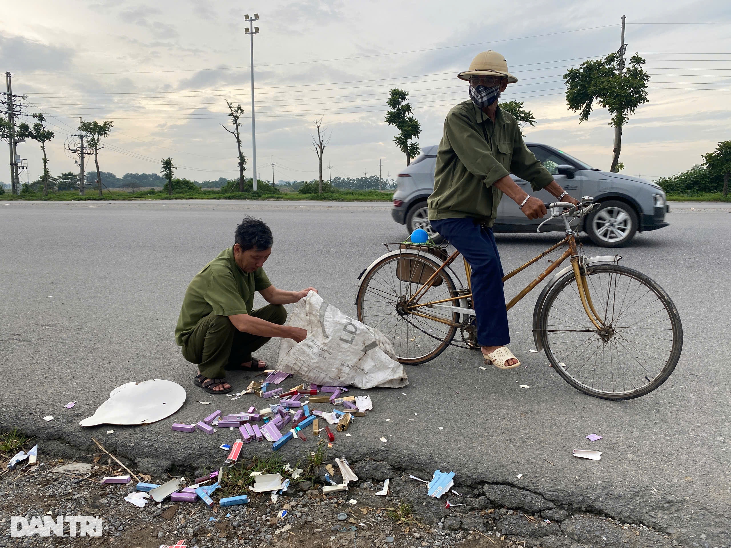 Hàng nghìn thỏi son bị bỏ ven đường ở Hà Nội, người dân đổ xô nhặt mang về - 5