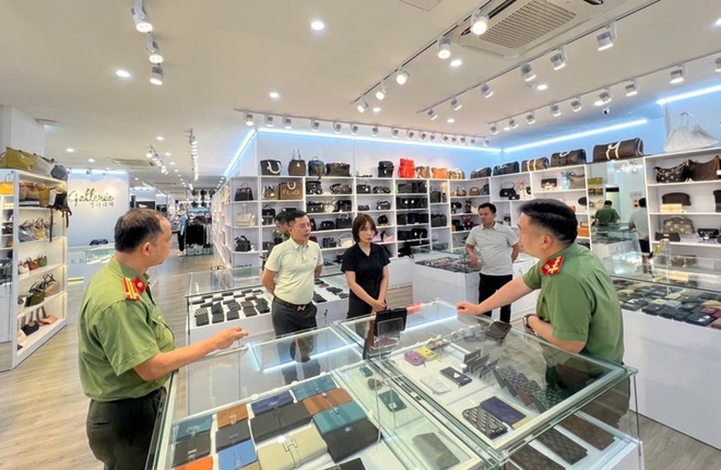 Hàng nghìn ví, túi xách nghi giả hiệu Louis Vuitton, Dior... bị tạm giữ - 1 Hàng nghìn ví, túi xách nghi giả hiệu Louis Vuitton, Dior... bị tạm giữ - 1