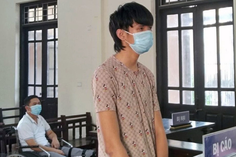 Nam thanh niên lĩnh án sau 10 ngày thông chốt, tông gãy chân công an - 1 Nam thanh niên lĩnh án sau 10 ngày thông chốt, tông gãy chân công an - 1