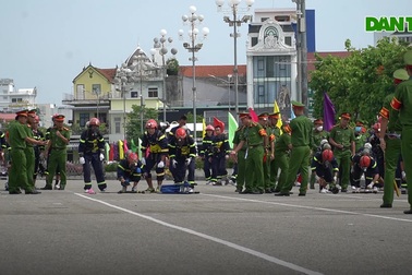 Cảnh sát vượt rào, cứu người gặp nạn trong môi trường có khí độc