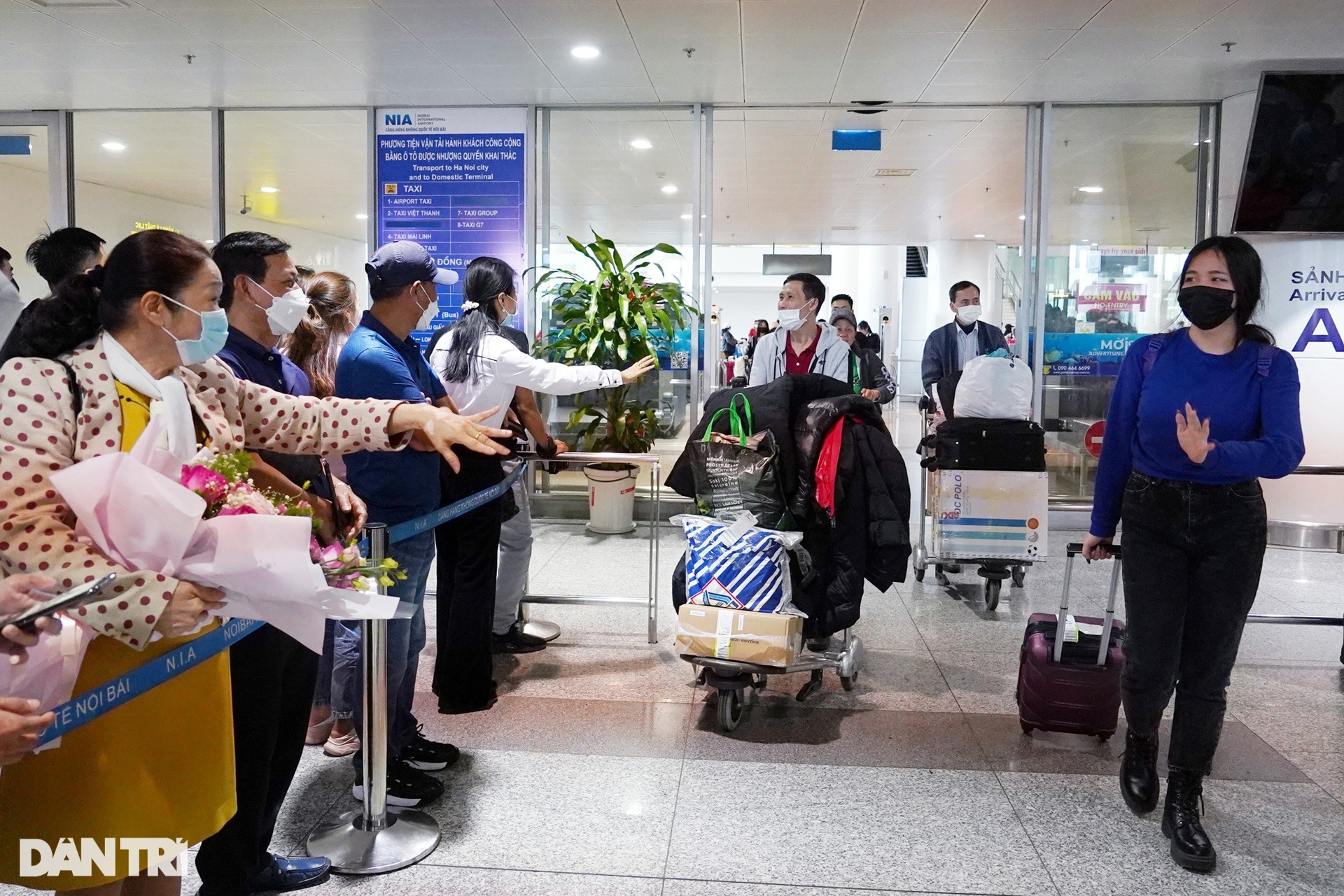 Hình ảnh gần 600 người Việt về nước từ vùng chiến sự Ukraine sáng 13/3 - 5 Hình ảnh gần 600 người Việt về nước từ vùng chiến sự Ukraine sáng 13/3 - 5