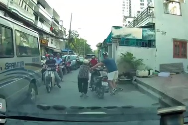 "Anh Tây" với hành động đẹp khi tham gia giao thông tại Việt Nam