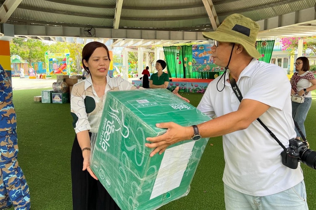 Vượt sóng mang Trung thu tới các em học sinh trên quần đảo Trường Sa - 3 Vượt sóng mang Trung thu tới các em học sinh trên quần đảo Trường Sa - 3