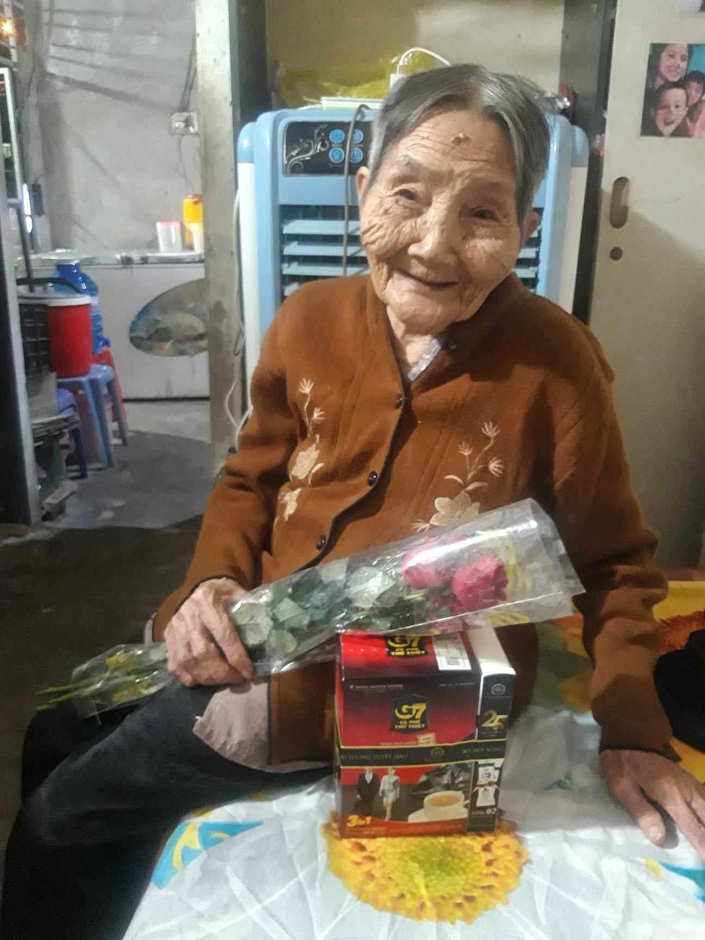 Cụ bà 103 tuổi vượt 300km về quê giỗ mẹ và câu nói đầy xót xa - 1 Cụ bà 103 tuổi vượt 300km về quê giỗ mẹ và câu nói đầy xót xa - 1