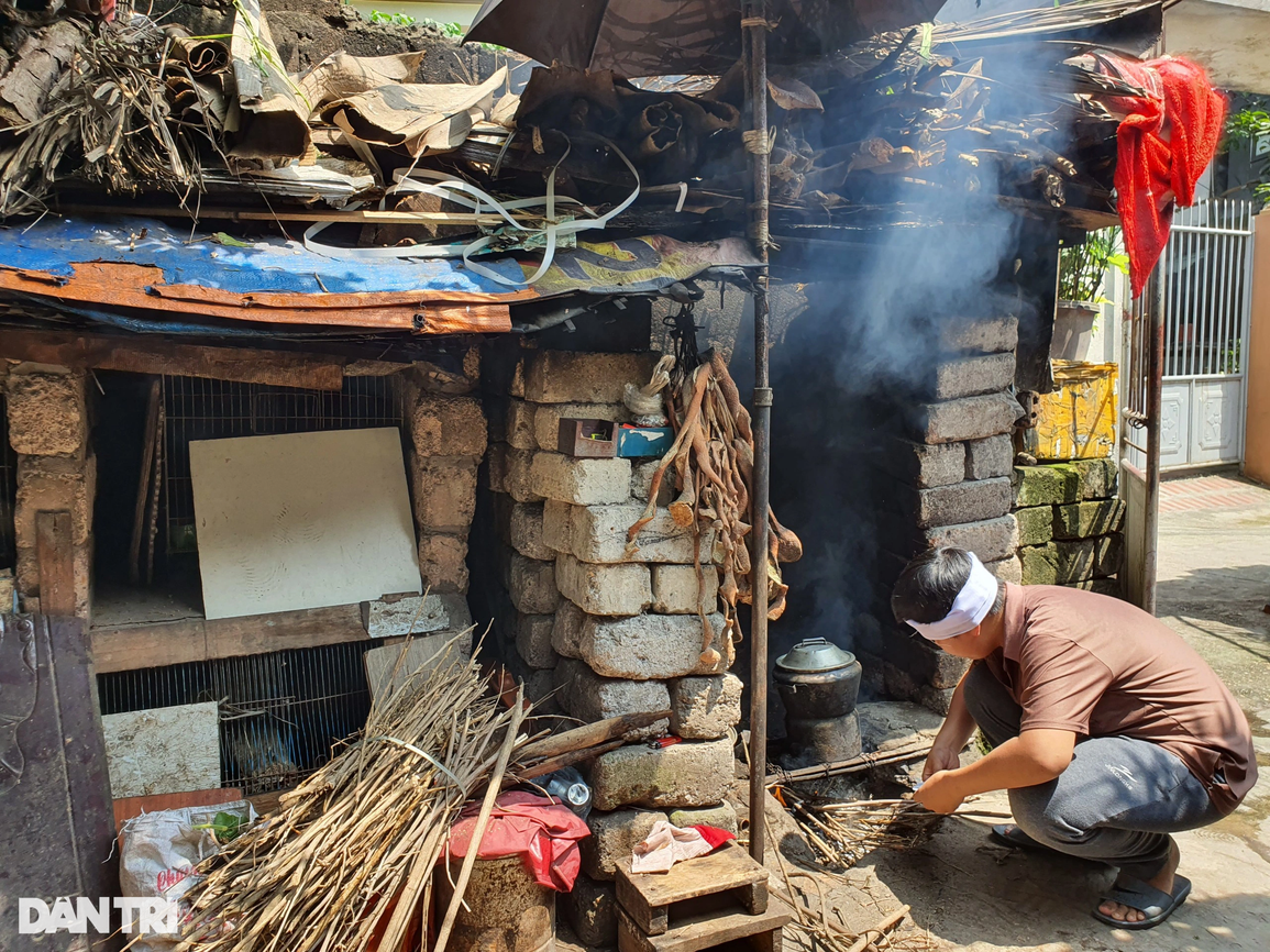 Ông qua đời, mẹ bỏ đi biệt tích, 2 đứa trẻ mồ côi bố chông chênh tới trường - 4 Ông qua đời, mẹ bỏ đi biệt tích, 2 đứa trẻ mồ côi bố chông chênh tới trường - 4