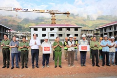 AMACCAO cùng lực lượng Công an vượt núi rừng hiểm trở, dựng 10 trường nơi biên giới