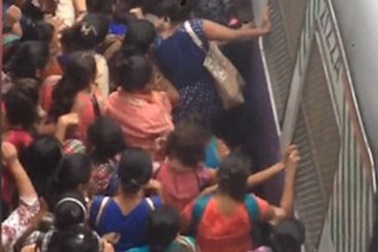 Sốc cảnh hỗn loạn, chen đẩy nhau lên tàu vào giờ cao điểm