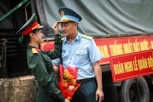 Vợ chồng trẻ nhờ bà ngoại chăm con, cùng tập luyện diễu binh dịp lễ 30/4