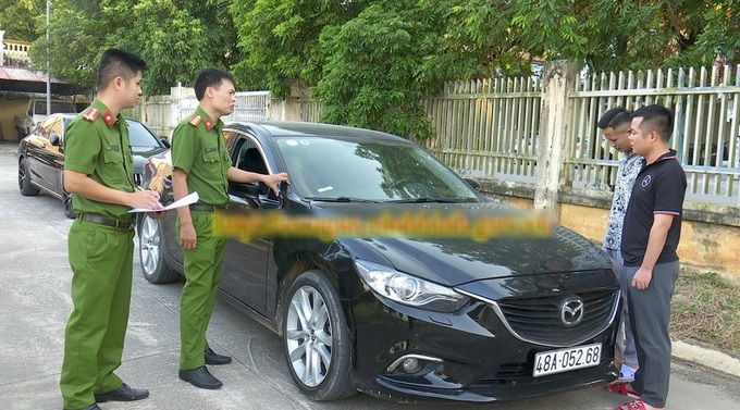  Hai đối tượng cùng tang vật bị thu giữ (Ảnh: Công an Ninh Bình)