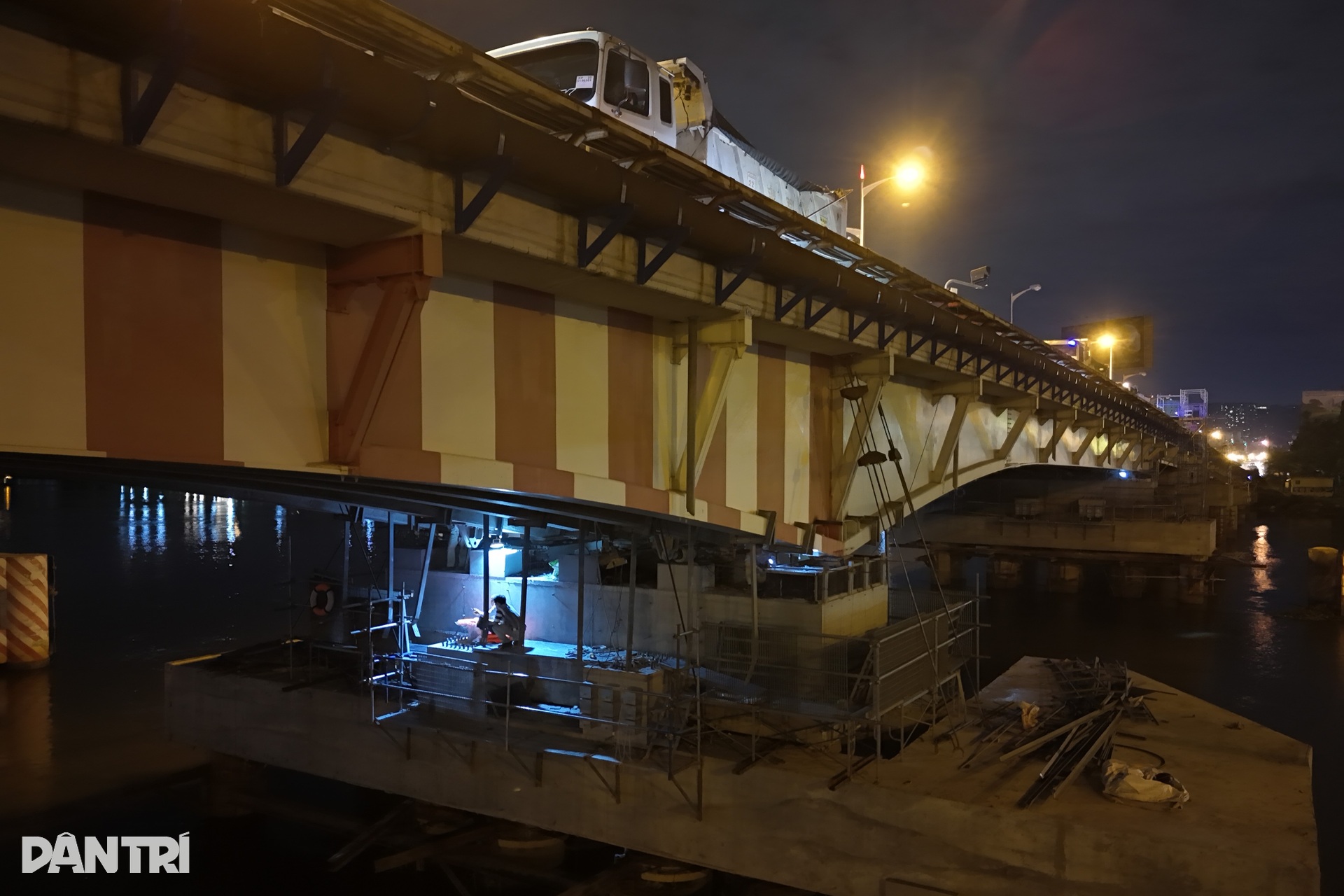 Huy động 12 xe tải thử độ bền cầu Bình Triệu 1 ở TPHCM - 6