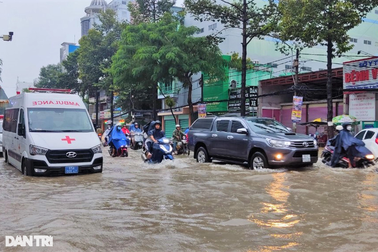 Nhiều tuyến đường bị ngập vì triều cường dâng cao sớm kèm mưa lớn