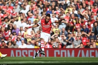 Tottenham thua sốc trận đầu tiên, Arsenal lần đầu giành trọn 3 điểm