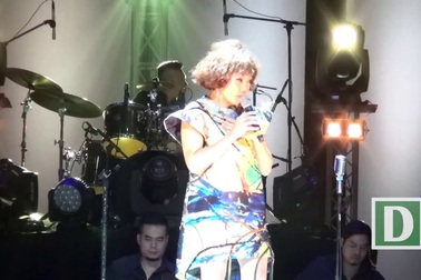 Trần Thu Hà thể hiện ca khúc "Bóng tối jazz" tại sân khấu Hà Nội