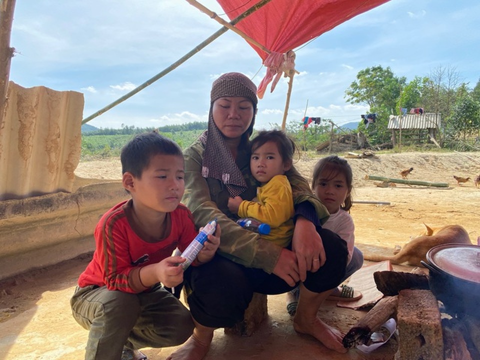 Gia đình bị lũ cuốn trôi nhà được bạn đọc giúp đỡ gần 200 triệu đồng - 2 Gia đình bị lũ cuốn trôi nhà được bạn đọc giúp đỡ gần 200 triệu đồng - 2