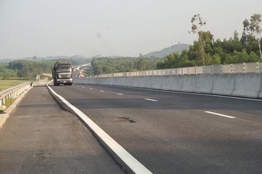 “Làm lâu, hỏng nhanh” – bệnh đầu tư công, chữa thế nào?