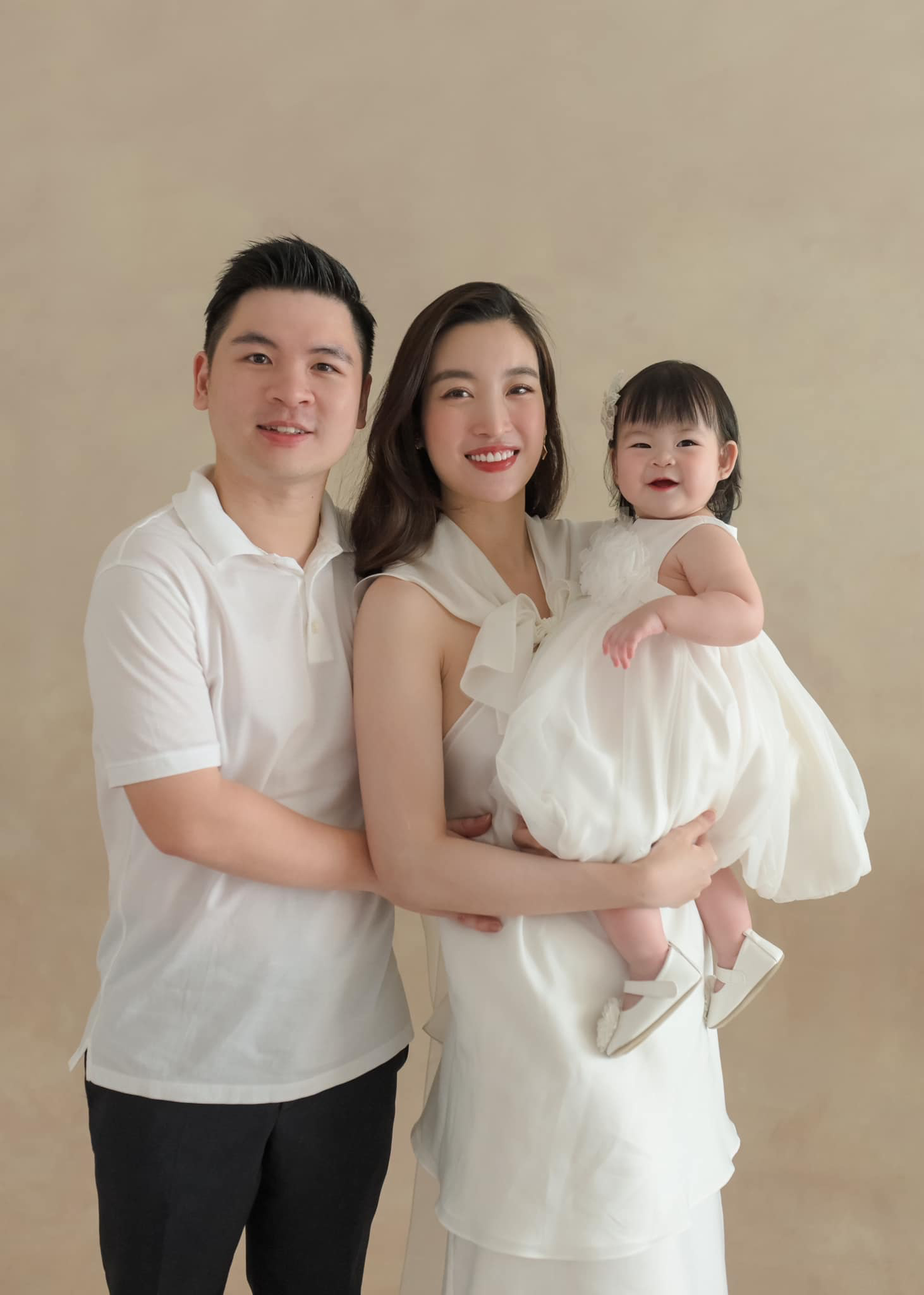 Hôn nhân viên mãn bên chồng thiếu gia của dàn hoa hậu, á hậu Việt nổi tiếng - 10 Hôn nhân viên mãn bên chồng thiếu gia của dàn hoa hậu, á hậu Việt nổi tiếng - 10