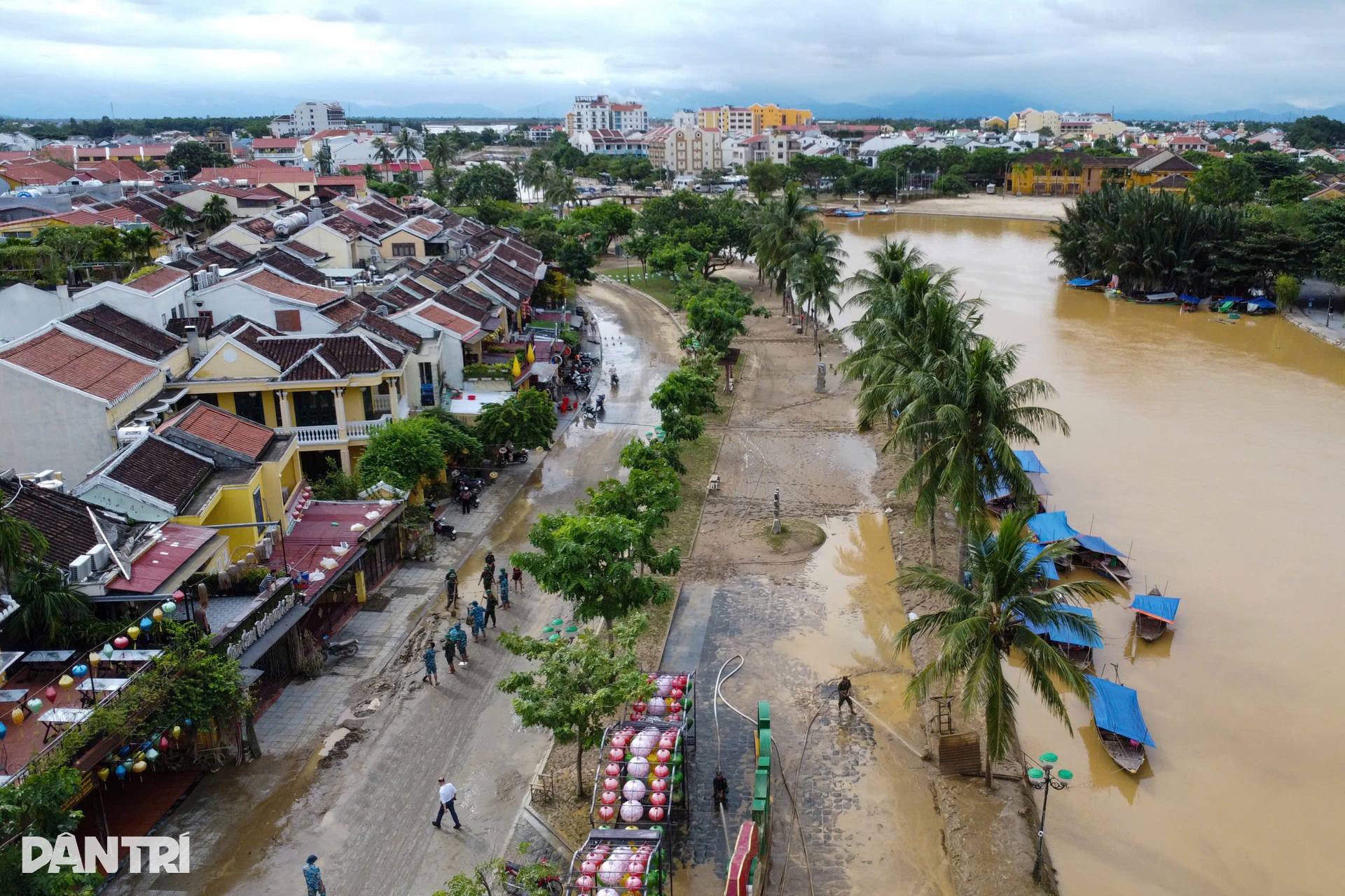 Hội An vẫn phủ kín bùn đất sau lũ, bộ đội căng mình dọn sạch - 1 Hội An vẫn phủ kín bùn đất sau lũ, bộ đội căng mình dọn sạch - 1