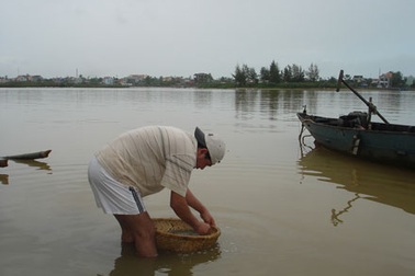 “Làng hến sông Hoài chừ cực lắm”