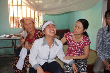 Bé gái lớp 8 khóc nghẹn trong cảnh không cha, mẹ sớm qua đời vì ung thư