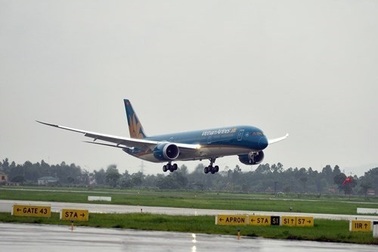 Máy bay nổ lốp khi hạ cánh, Cảng Hàng không Vinh phải đóng cửa suốt đêm