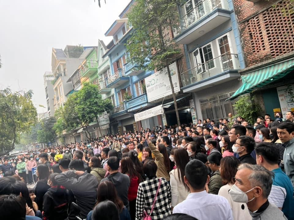 Hàng nghìn phụ huynh vây kín cổng trường ngày thi lớp 6 Lương Thế Vinh - 4 Hàng nghìn phụ huynh vây kín cổng trường ngày thi lớp 6 Lương Thế Vinh - 4