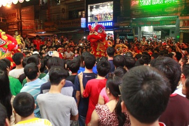 Bất chấp trời mưa, con lân ông địa vẫn náo loạn phố phường