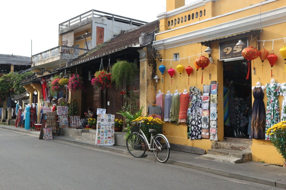 Ngành thời trang, may đo quần áo ở Hội An “lao đao” vì dịch corona - 1 Ngành thời trang, may đo quần áo ở Hội An “lao đao” vì dịch corona - 1