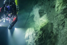 Phát hiện "động không đáy" dưới nước sâu nhất thế giới