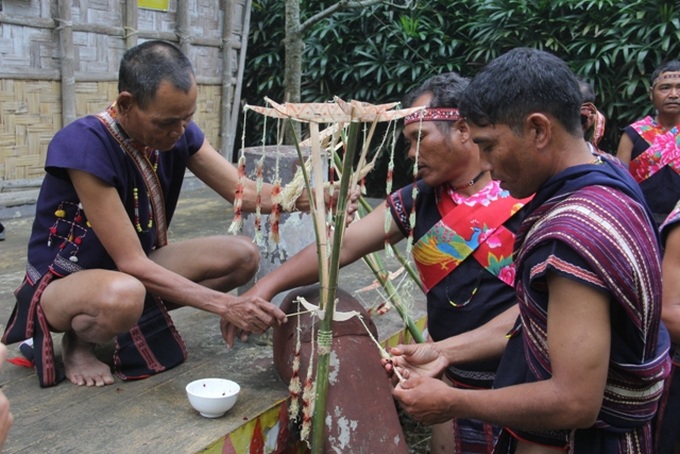 Những nghi thức cúng trong lễ thổi tai của dân tộc Jrai.