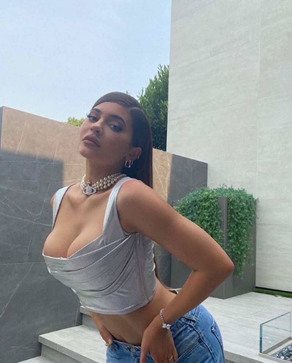 Kylie Jenner khoe vòng một ngoại cỡ - 4 Kylie Jenner khoe vòng một ngoại cỡ - 4