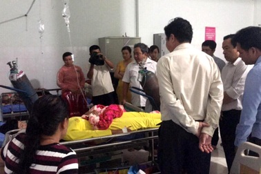 Hỗ trợ 6 học sinh bị điện giật thương vong trước cổng trường