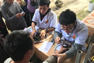 Giảng viên Học viện Y Dược học Cổ truyền tình nguyện khám, chữa bệnh cho người dân vùng cao