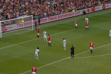 Beckham tỏa sáng, huyền thoại Man Utd thắng huyền thoại Bayern 5-0