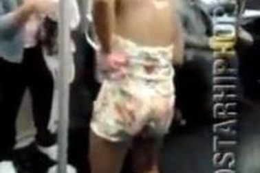 Cô gái trẻ hồn nhiên... tắm rửa trên xe điện ngầm