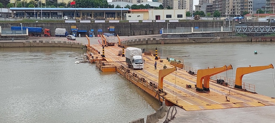 Thông quan trở lại lối mở cầu phao biên giới ở Móng Cái - 1 Thông quan trở lại lối mở cầu phao biên giới ở Móng Cái - 1